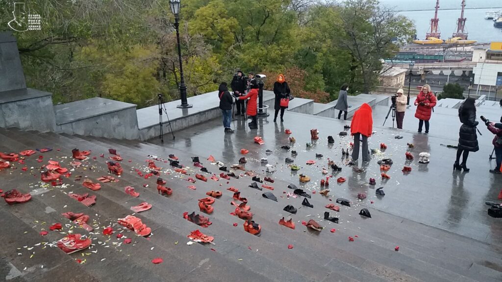Красная - в цвет крови: Потёмкинская лестница в Одессе усыпана женской обувью