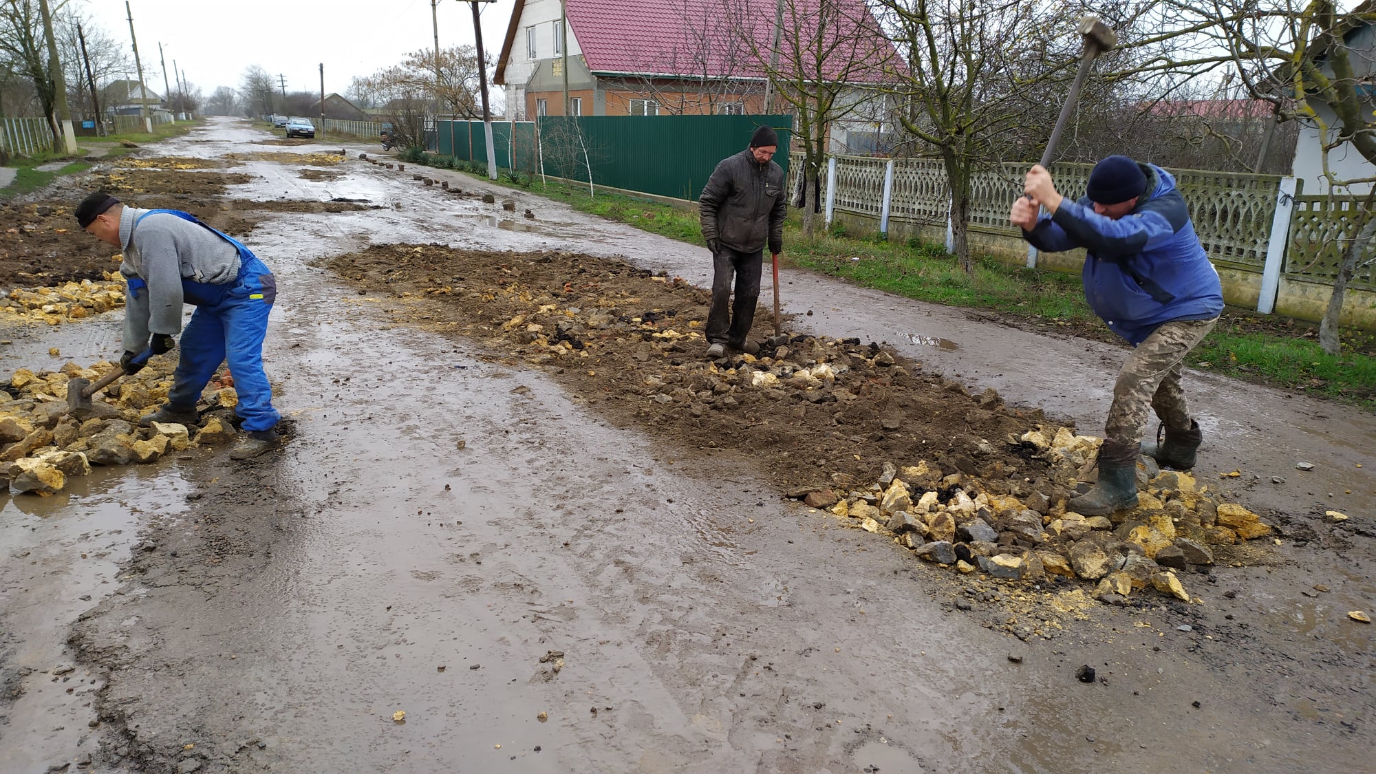 Разочарованные властью жители села Вилковской ОТГ своими силами взялись ремонтировать дорогу на главной улице