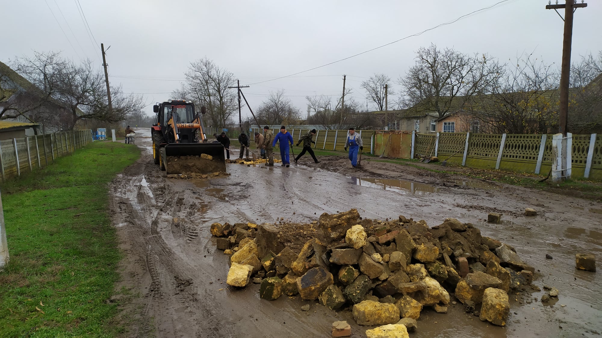 Разочарованные властью жители села Вилковской ОТГ своими силами взялись ремонтировать дорогу на главной улице