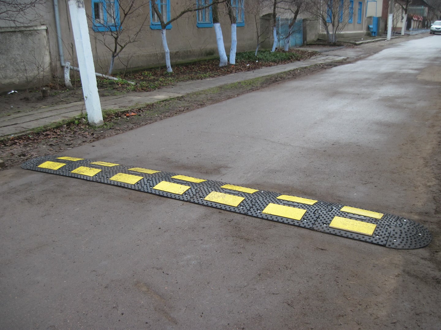 В Татарбунарах опасные участки дорог возле школ обеспечили "лежачими полицейскими"