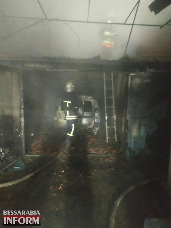 Ночной пожар в Аккермане: в гараже частного дома сгорели дотла легковушка и мопед