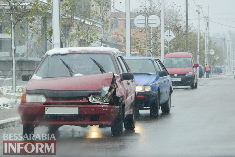 В самом центре Килии не разъехались две "лады"