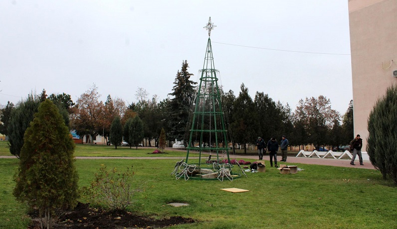 В Белгороде-Днестровском устанавливают главную елку города (фотофакт)