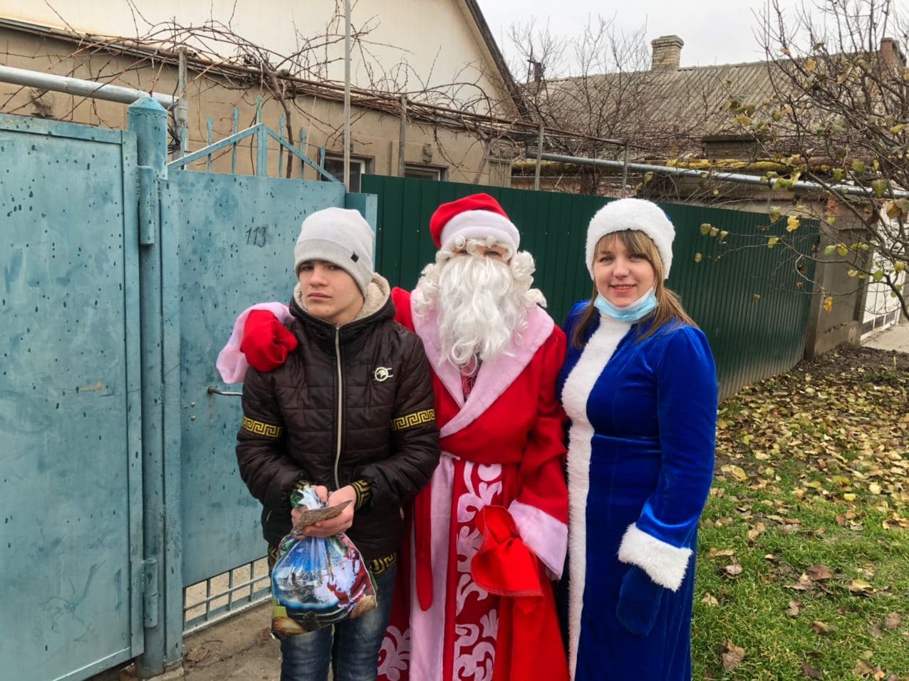 Сотрудники Измаильского городского инклюзивного центра в образе сказочных Деда Мороза и Снегурочки поздравили "солнечных детей"