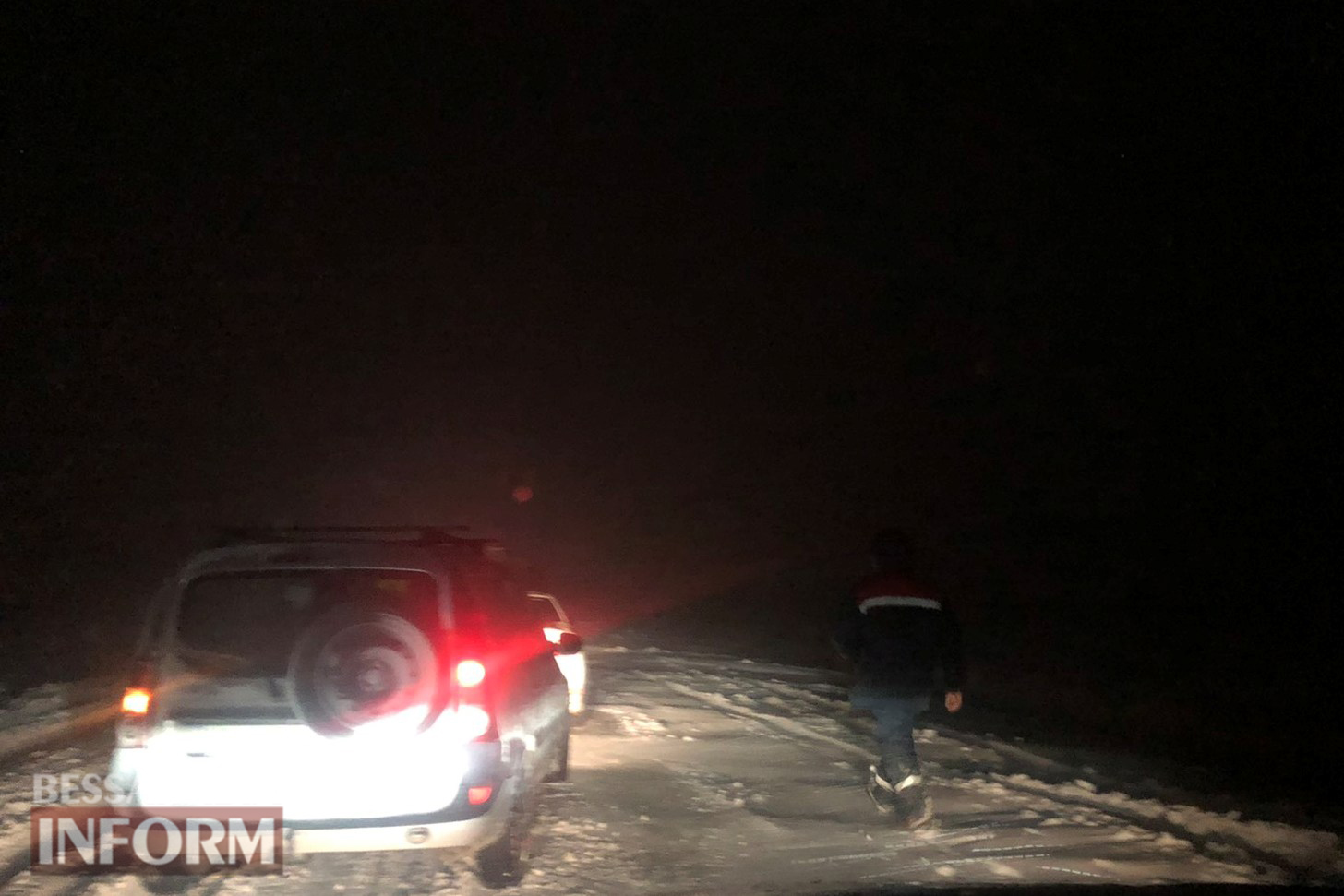 Под Маяками на автодороге Одесса-Рени в снежном плену застряли более сорока авто, включая маршрутки