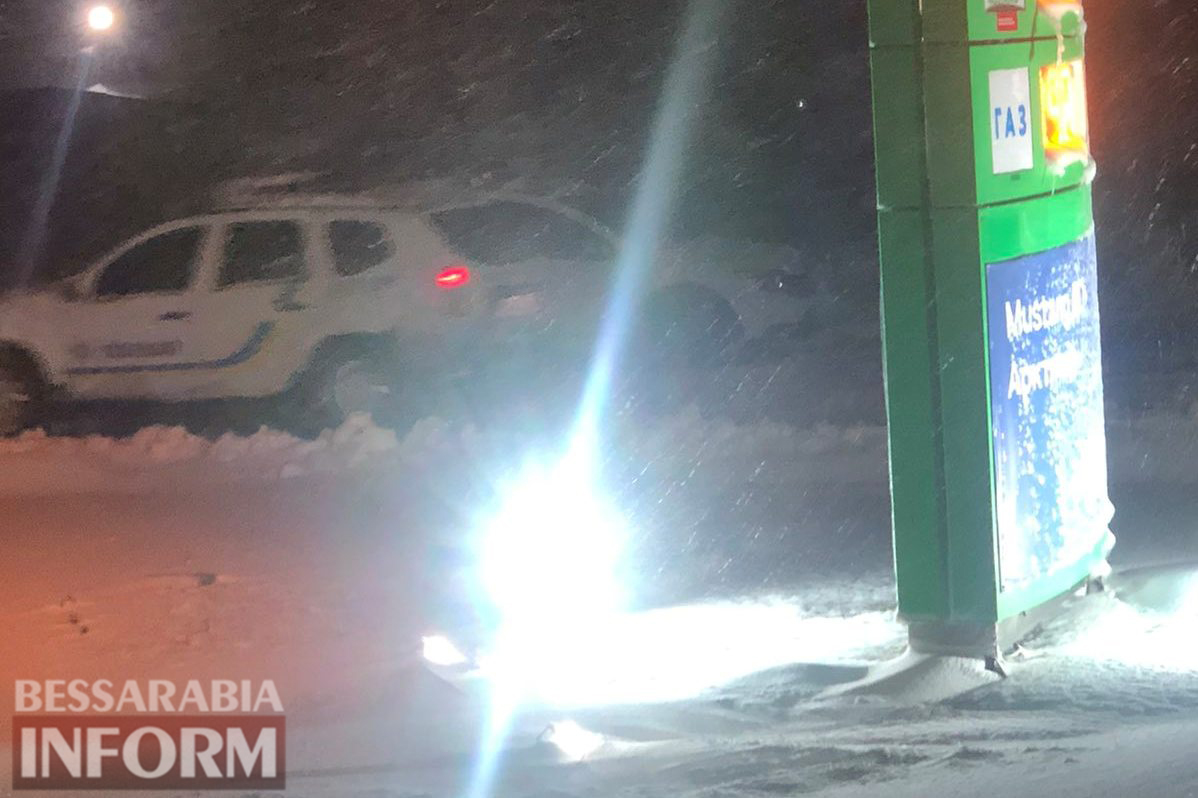 Под Маяками на автодороге Одесса-Рени в снежном плену застряли более сорока авто, включая маршрутки