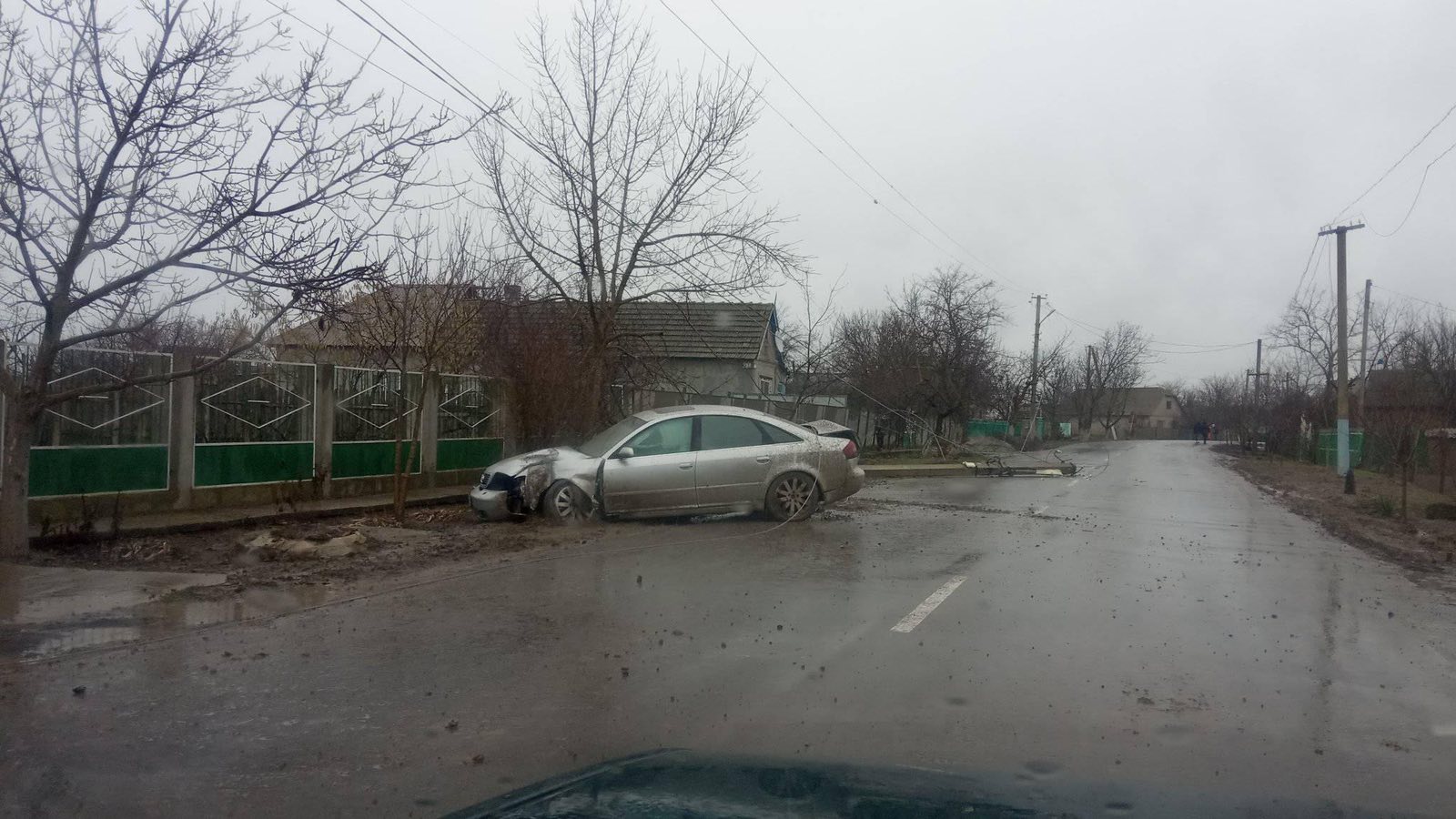 В Килии "Audi" на скорости сбила электроопору на въезде в город, где недавно отремонтировали дорогу