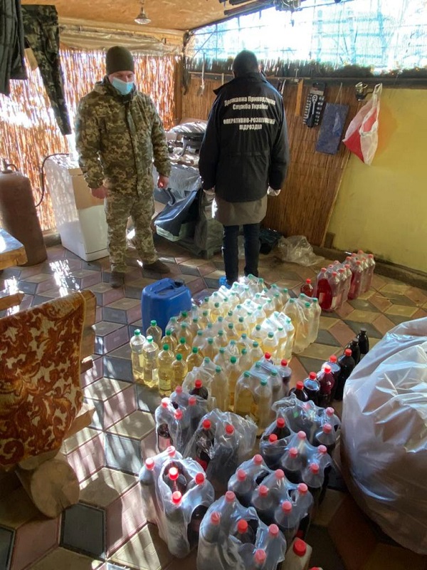 Аккерманские пограничники обнаружили в Одесской области партию контрафактного алкоголя и сигарет