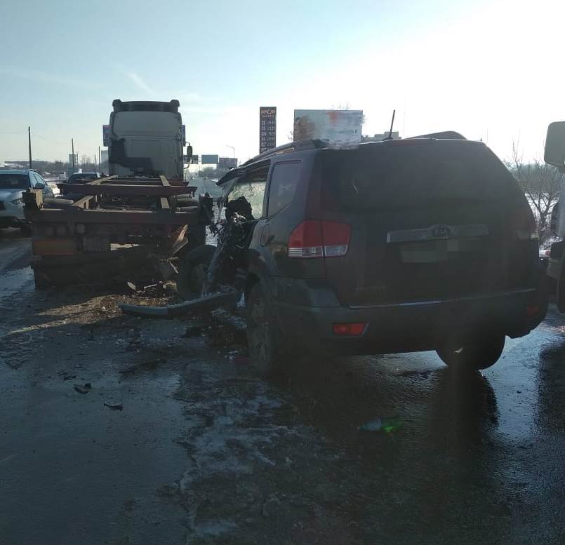 ДТП под Черноморском: столкновение с автопоездом оказалось смертельным для водителя внедорожника