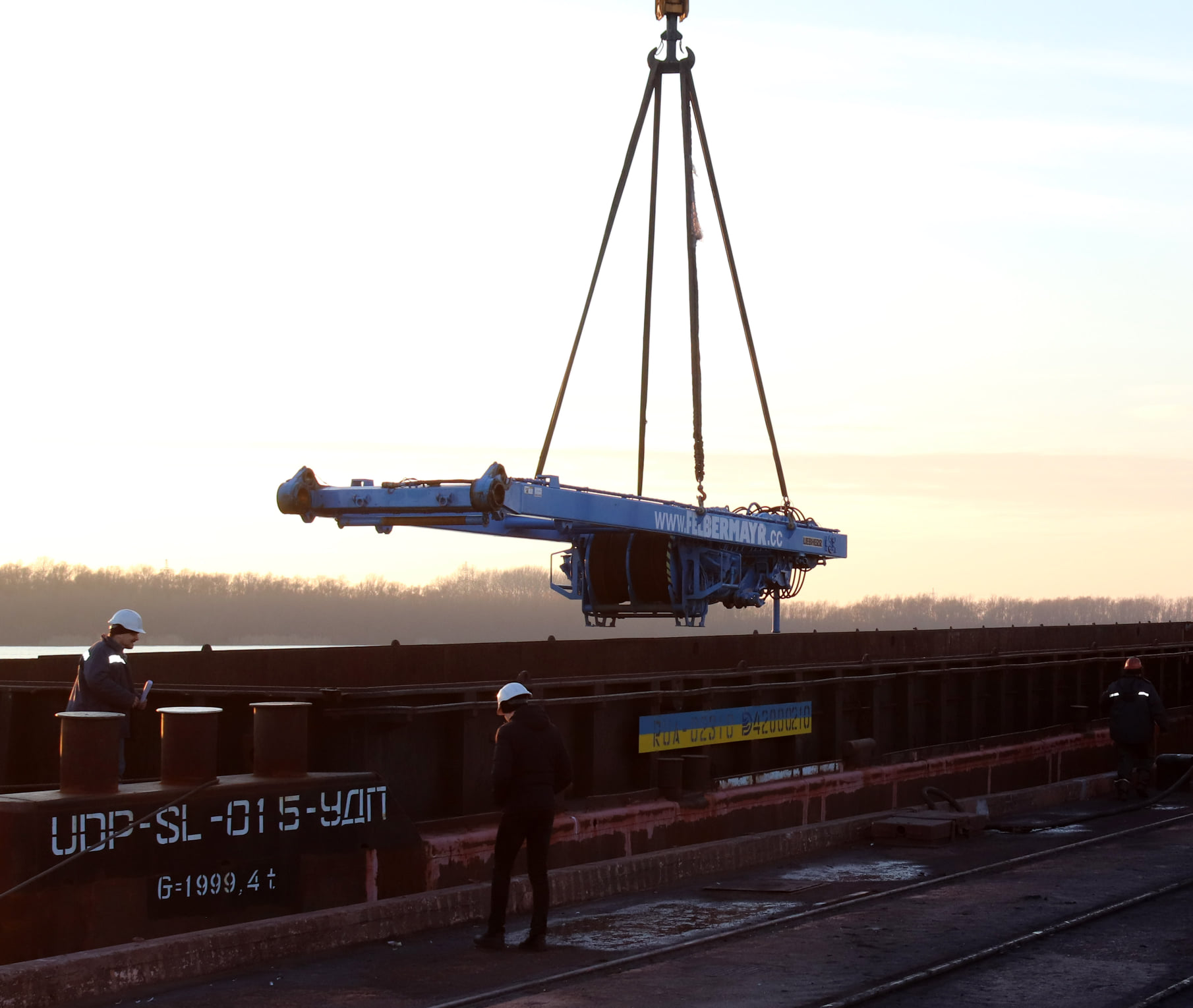 Измаильский порт сегодня принял груз - оборудование для монтажа ветрогенераторов (Фоторепортаж)