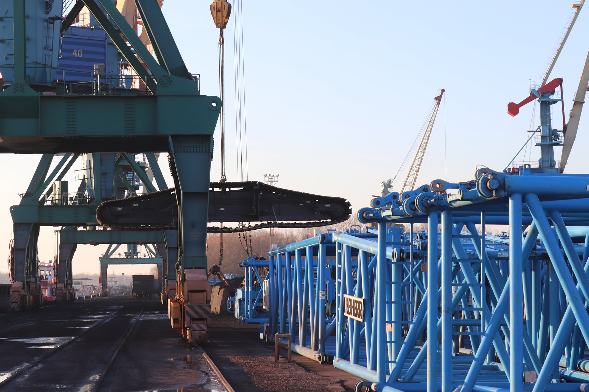 Измаильский порт сегодня принял груз - оборудование для монтажа ветрогенераторов (Фоторепортаж)