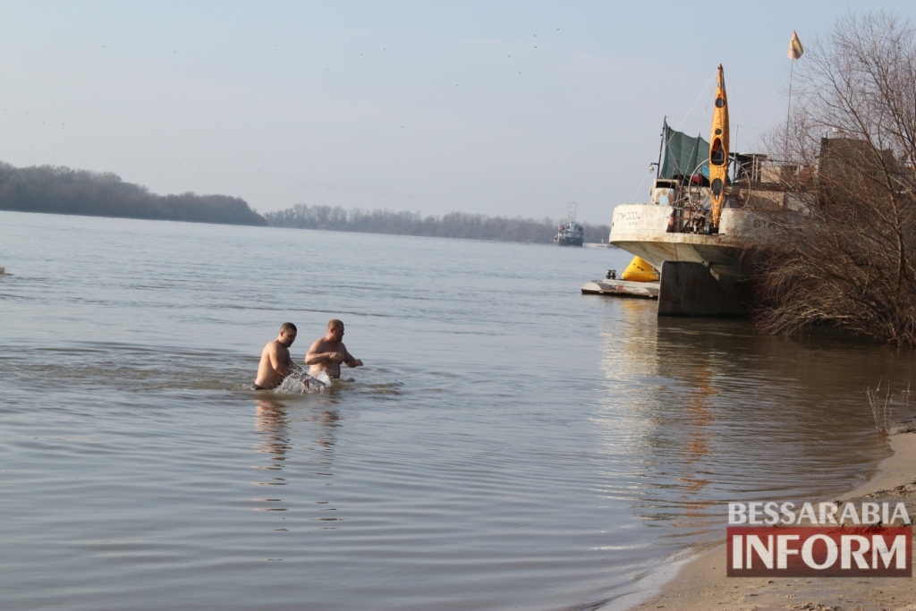 Мороз 12 градусов в Измаиле не отменил Крещенское купание (ФОТОРЕПОРТАЖ)