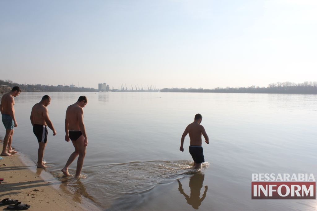 Мороз 12 градусов в Измаиле не сменил Крещенское купание (ФОТОРЕПОРТАЖ)