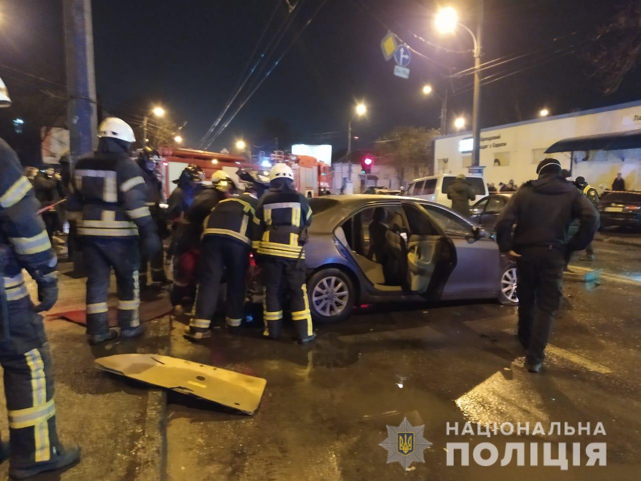 Массовое ДТП в Одессе: во взорвавшемся BMW, в которое влетела Toyota, погибло двое парней. Еще шесть участников пострадали