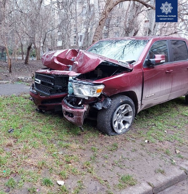 В Одессе пикап врезался в две машины и протаранил остановку с людьми