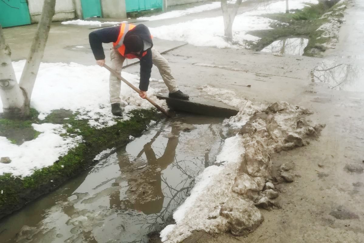 Коммунальщики Килии проводят работу по расчистке ливнестоков, предупреждая весеннее подтопление