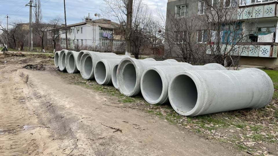 Килия: параллельно с ремонтом дороги по улице Победы коммунальщики меняют водопроводные трубы