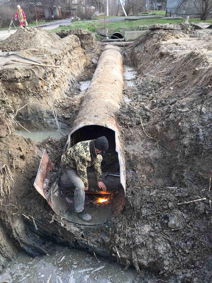 Килия: параллельно с ремонтом дороги по улице Победы коммунальщики меняют водопроводные трубы