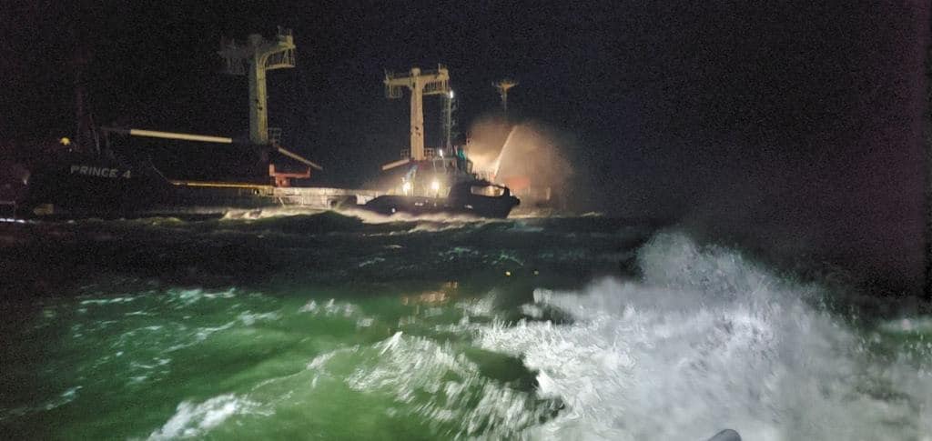 В Черном море близ Очакова горит судно «PRINCE 4». Экипаж борется с огнём (ФОТО)