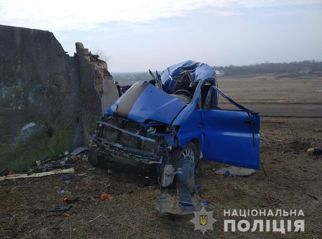 В Одесской области микроавтобус "влетел" в бетонную стену: водитель погиб