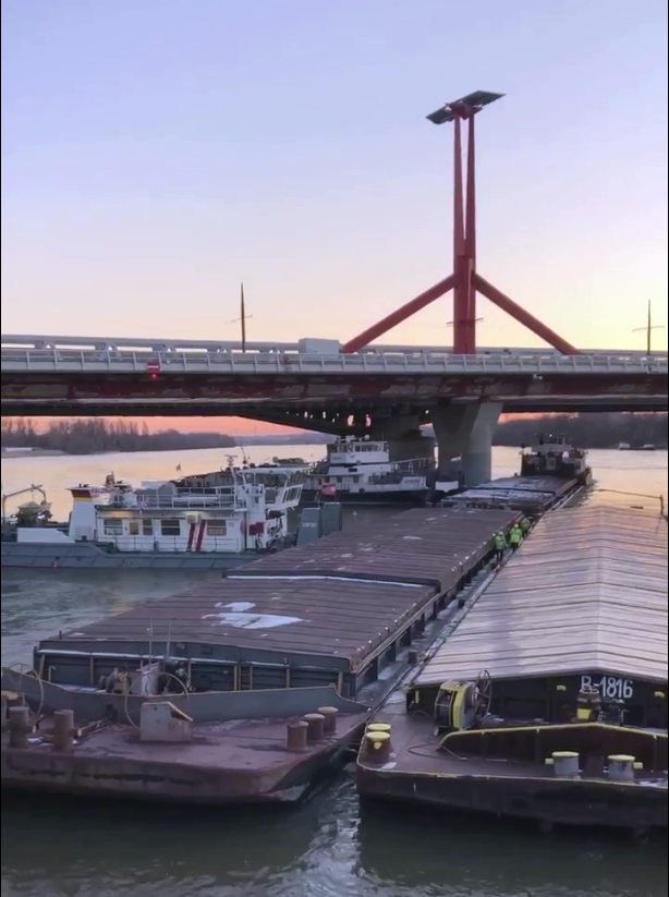 Моряки теплохода УДП пришли на помощь в Будапеште баржам, врезавшимся в мост на Дунае