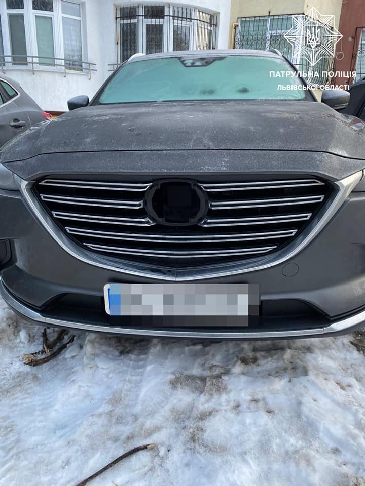 Во Львове подозреваемый в краже автомобиля закопался в снег, прячась от полиции