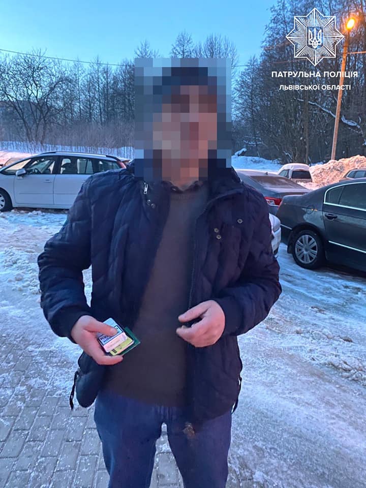 Во Львове подозреваемый в краже автомобиля закопался в снег, прячась от полиции