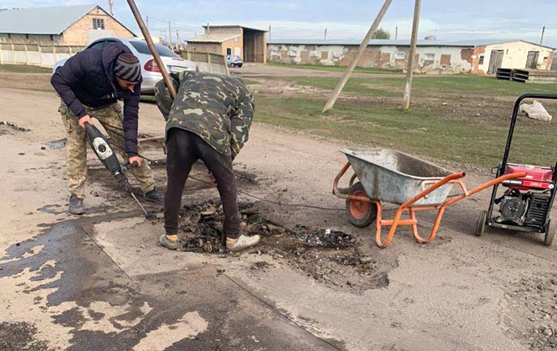 С лопатами в руках: жители Болградского района продолжают ремонтировать дороги своими силами