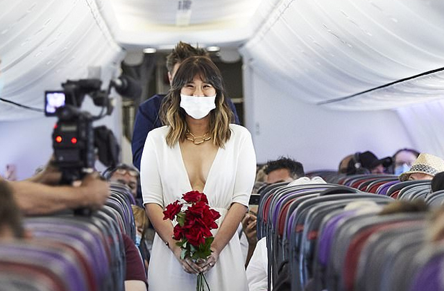Австралийская пара сыграла свадьбу на борту самолёта (ВИДЕО)