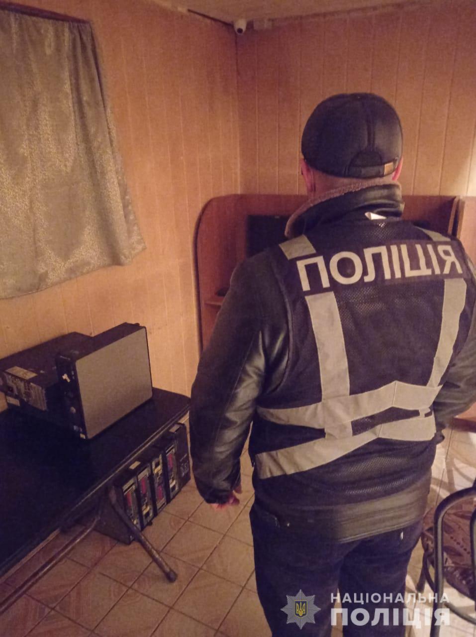 В селе Болградского района полиция прикрыла зал игровых автоматов, обустроенный в подвале жилого дома