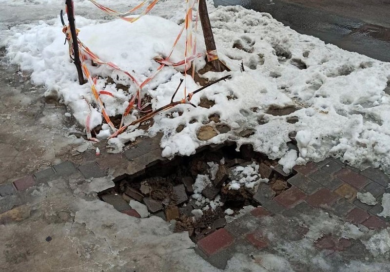 Второй раз за зиму: в Аккермане снова провалился проблемный участок тротуара