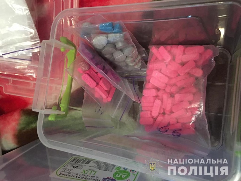 Около трехсот пакетов с порошком, кристаллами, таблетками и травой: в Каролино-Бугазе задержали "вспомогательного" мужчину