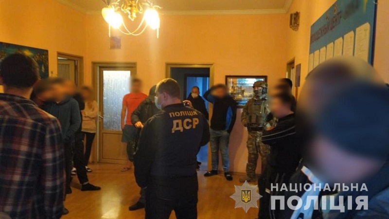 В Одессе в подпольном реабилитационном центре силой удерживали людей: среди "пациентов" были и несовершеннолетние