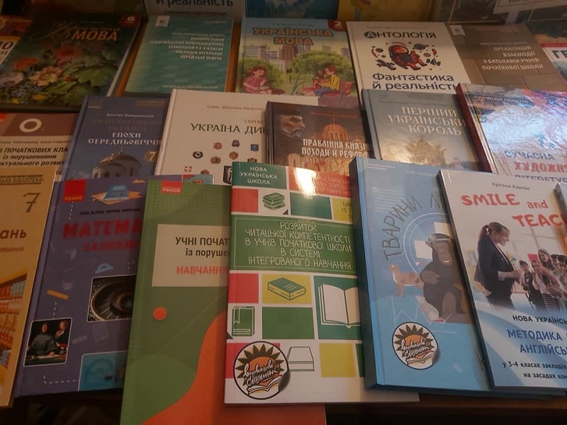 Яркие и качественные: школьники Арцизской громады получают тысячи учебников за государственный счет