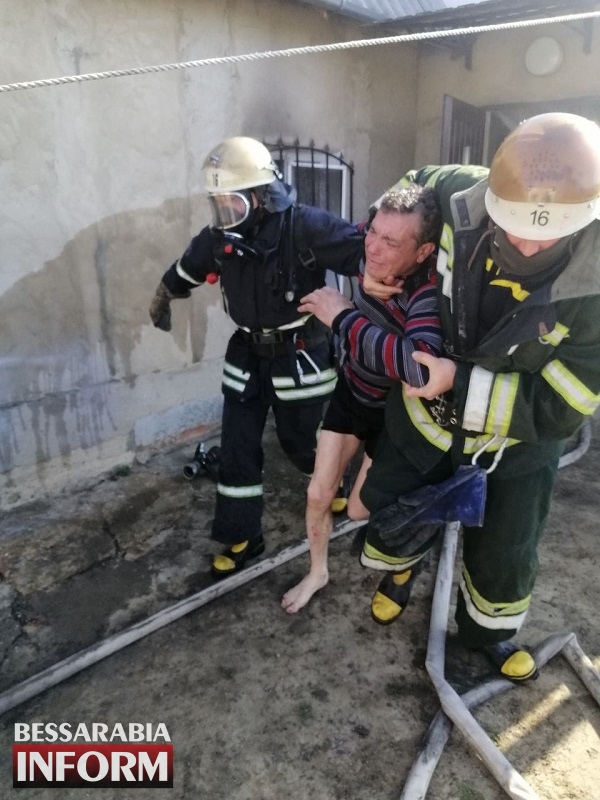 В Шабо пьяный мужчина забаррикадировался с сожительницей в доме и поджег его: трагедию предотвратили пожарные