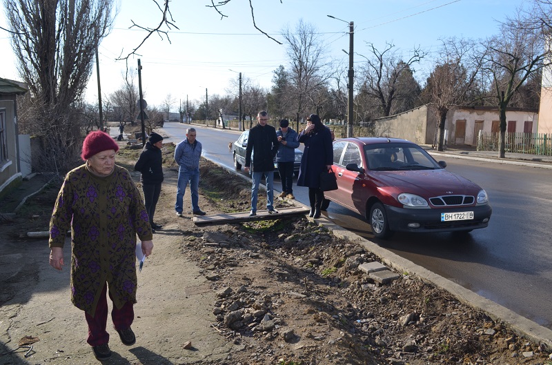 У дома жительницы улицы Шабской начали укладку тротуара: как будут решать проблему затоплений, из-за которых пострадала аккерманка
