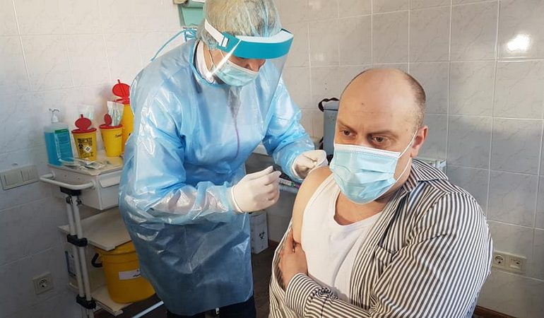 Сотрудники Одесского облздрава привились индийской вакциной от COVID-19