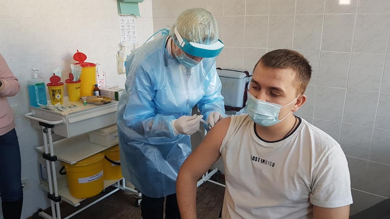 Сотрудники Одесского облздрава привились индийской вакциной от COVID-19