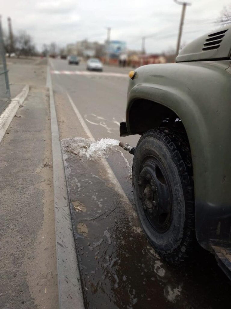 Впервые за много лет: одну из улиц Белгорода-Днестровского помыли поливочной машиной