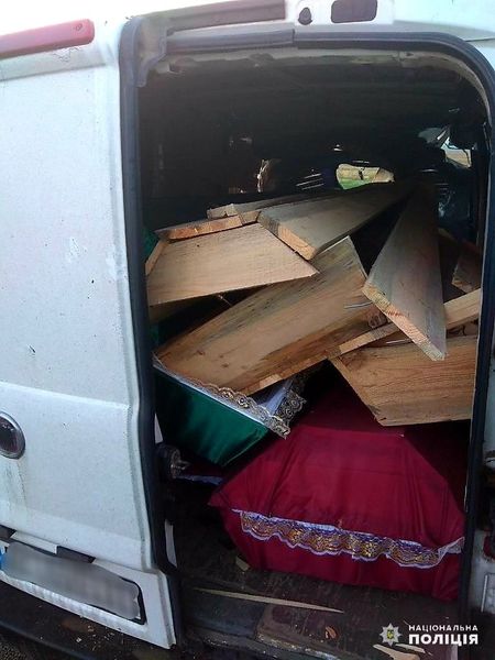 В Николаевской области на дороге погиб водитель, перевозивший гробы с умершими от коронавируса