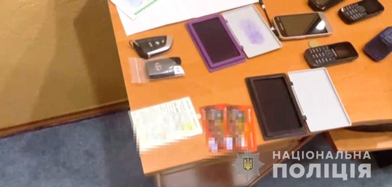 В Одессе задержали мошенников, купивших за фальшивые деньги иномарку