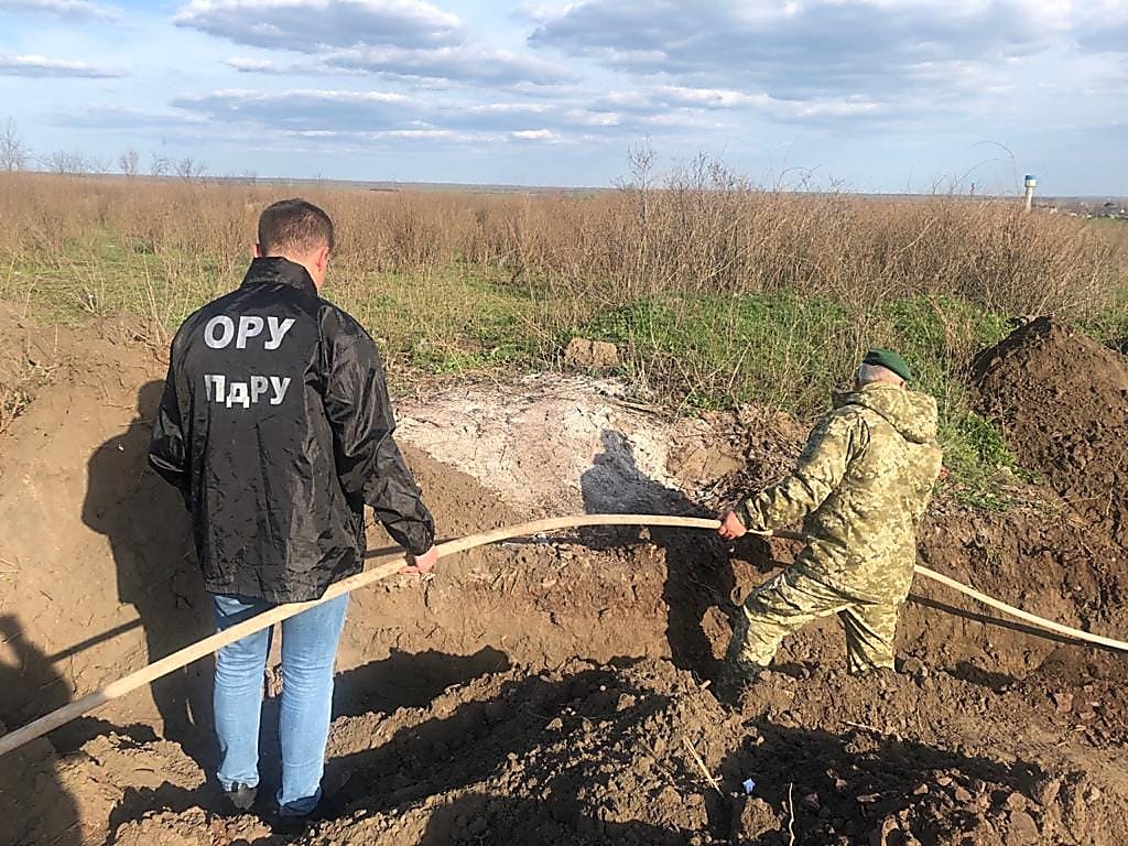 Пограничники нашли подземный спиртопровод на границе с Молдовой