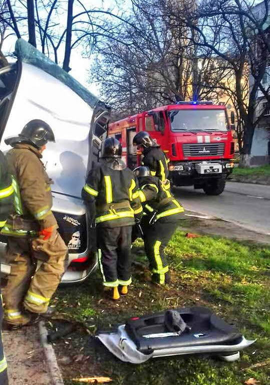 ДТП в Одессе: спасатели вырезали водителя из авто, повисшего на дереве (фото)