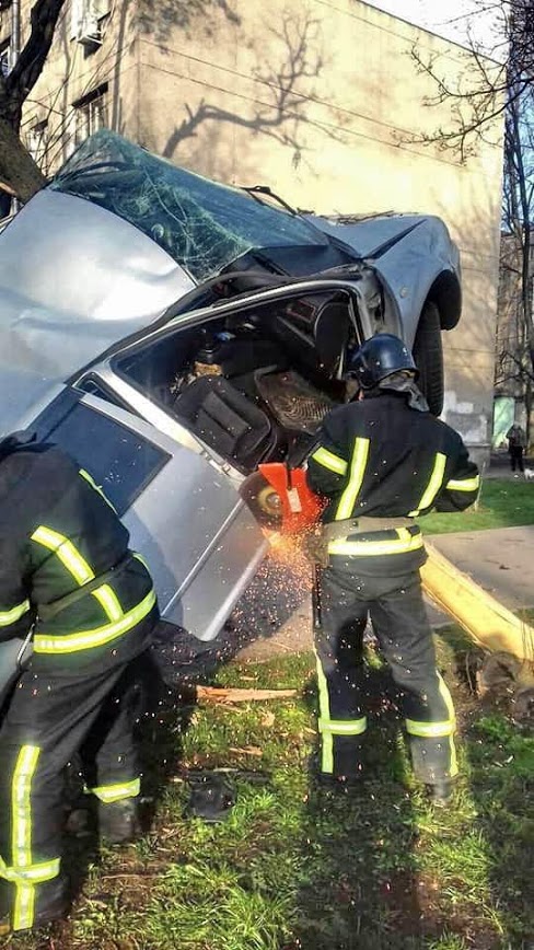 ДТП в Одессе: спасатели вырезали водителя из авто, повисшего на дереве (фото)
