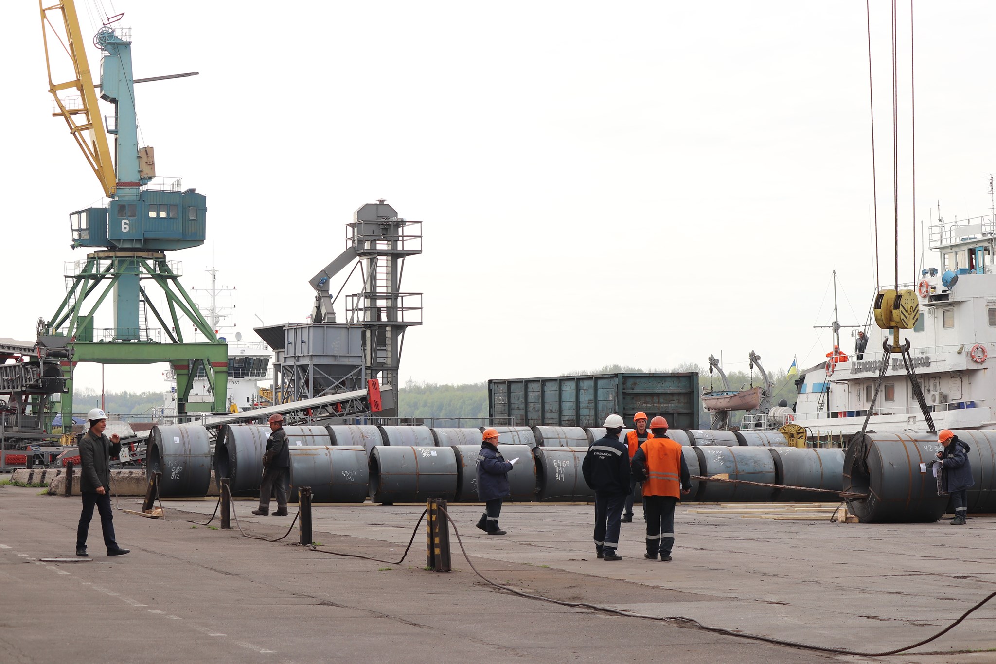 В Измаильском порту впервые разгрузили баржу грузоподъёмностью свыше 5 тысяч тонн