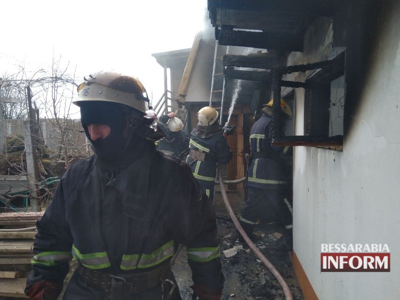В Белгород-Днестровском районе спасатели тушили пожар и доставали из ямы собаку