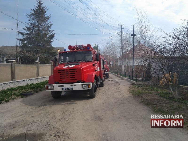 В Белгород-Днестровском районе спасатели тушили пожар и доставали из ямы собаку.