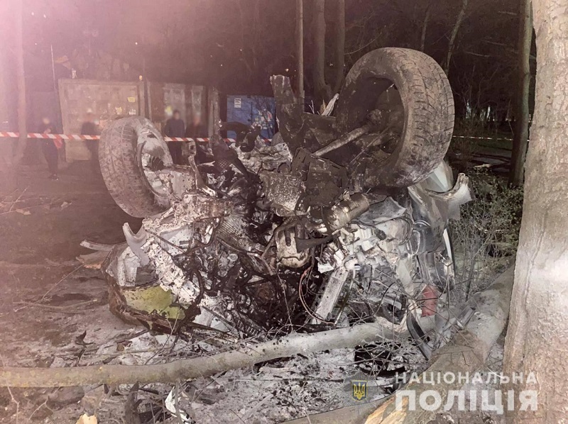 В Одессе иномарка слетела с дороги, перевернулась и вспыхнула: водитель погиб, четверо пассажиров пострадали