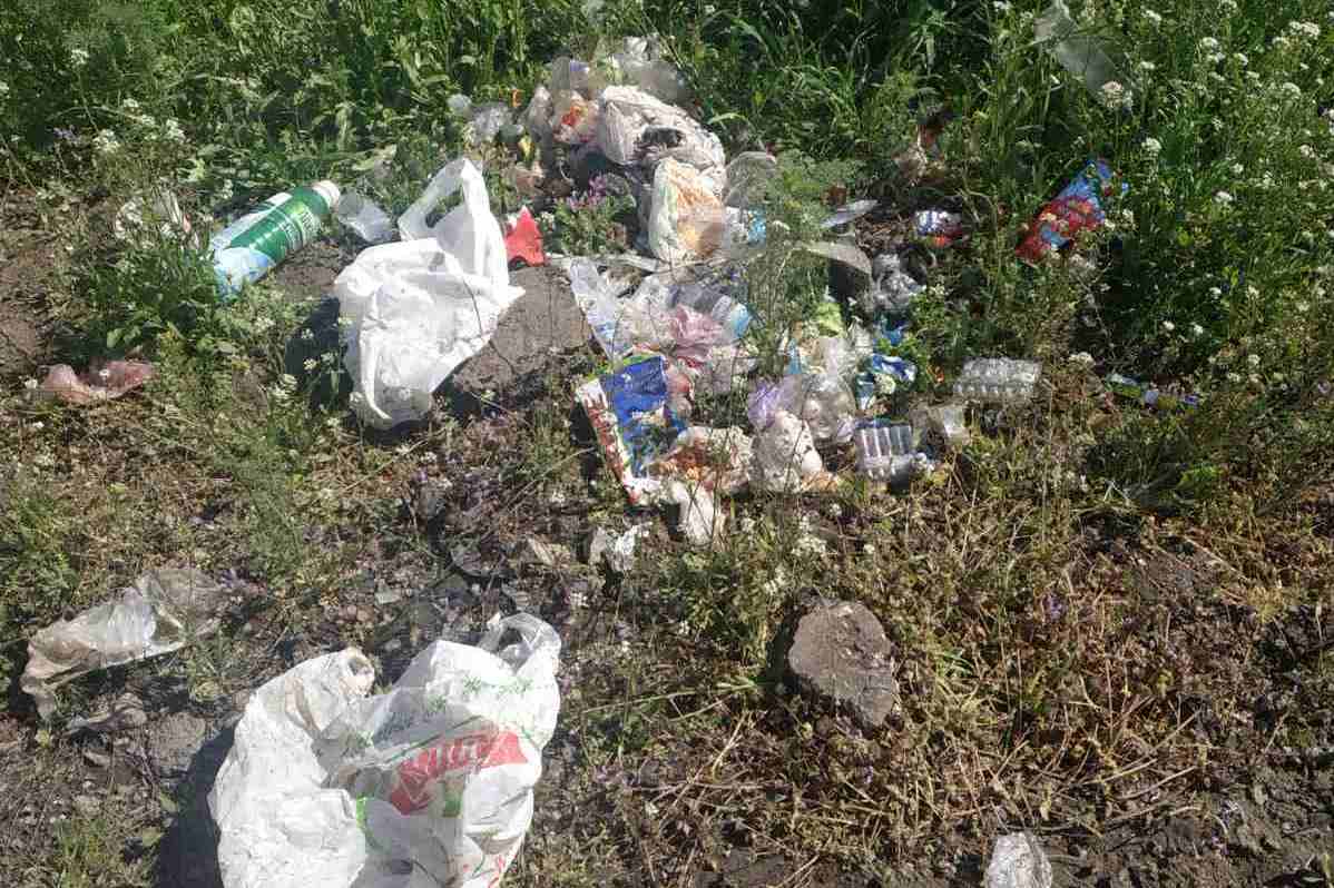 Необходимо отметить то, что обои за пределами Килии опять усыпаны мусором.
