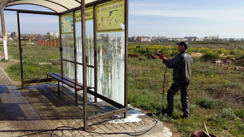 В Белгороде-Днестровском коммунальщики приводят в порядок остановки общественного транспорта